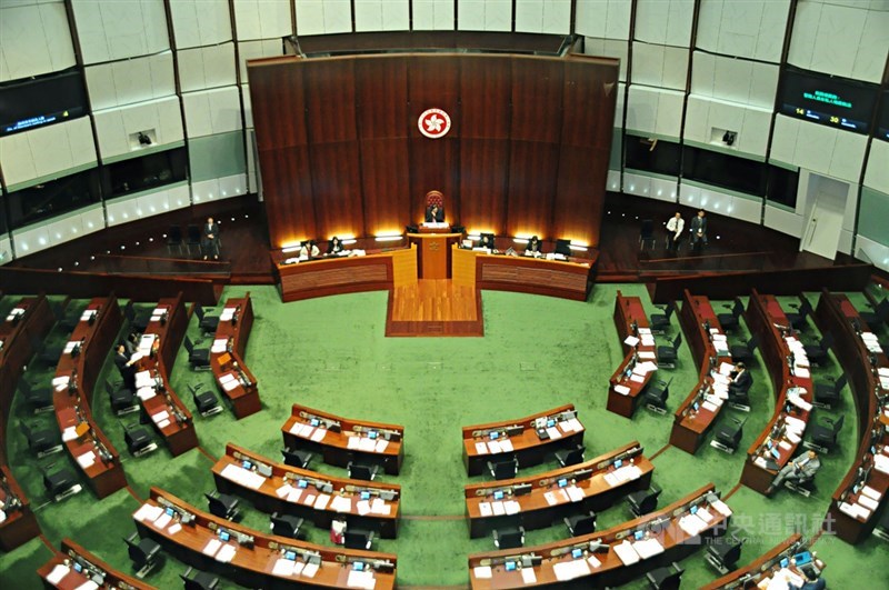 香港政府13日公布新選制草案,對號召選民投廢票、不投票者最高量刑3年。圖為香港立法會。(中央社檔案照片)
