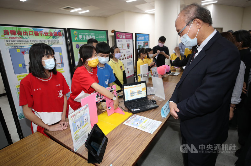 「2020 IEYI世界青少年發明展金牌獎隊伍頒獎典禮」12日在台師大圖書館國際會議廳舉行,教育部次長林騰蛟(前右)參觀得獎者展位。中央社記者張新偉攝 110年3月12日