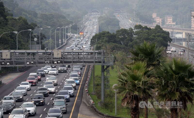 圖為2019年清明連假國道車潮。（中央社檔案照片）