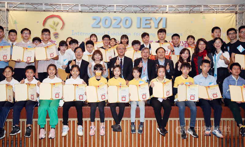 「2020 IEYI世界青少年發明展金牌獎隊伍頒獎典禮」12日在台北舉行,教育部次長林騰蛟(2排坐者左3)出席並與獲獎者們開心合影。中央社記者張新偉攝 110年3月12日