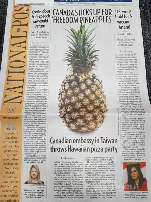 台灣鳯梨遭中國拒絕進口,加拿大主流媒體「國家郵報」(National Post)近日在頭版正中央放上巨大鳯梨照片,頭版頭標題「加拿大支持自由鳯梨」。(駐加拿大代表處提供)中央社記者胡玉立多倫多傳真 110年3月12日
