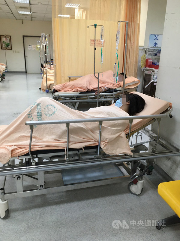 屏東縣東港高中學生發生學生集體嘔吐、腹瀉事件,至12日上午11時,已有146名學生就醫,共231名學生請假。中央社記者郭芷瑄攝 110年3月12日