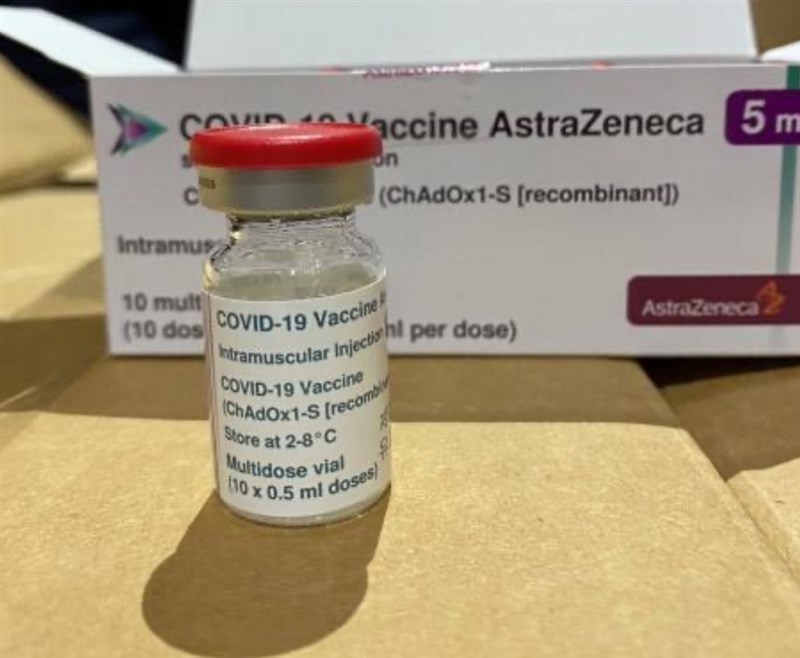 首批AZ疫苗預估17日可完成檢驗,疫情指揮中心發言人莊人祥表示,檢驗完畢後還要貼標籤、運送,最快3到4天可開打。(食藥署提供)
