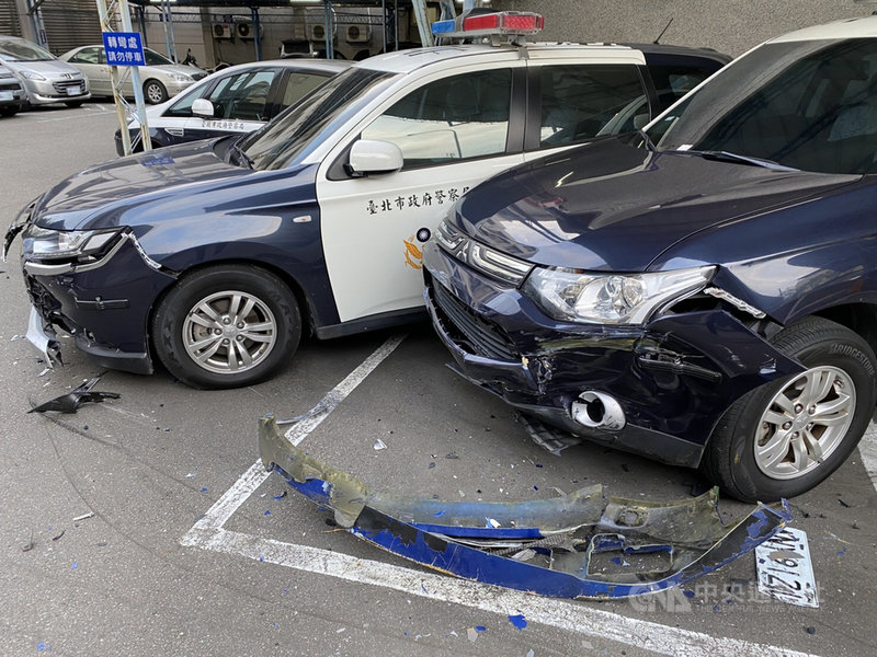 45歲洪姓男子13日清晨駕車衝撞台北市政府警察局文山第一分局門口,之後轉進警局後方停車場,造成13輛警用機車、2輛警用汽車受損。(警方提供)中央社記者劉建邦傳真 110年3月13日