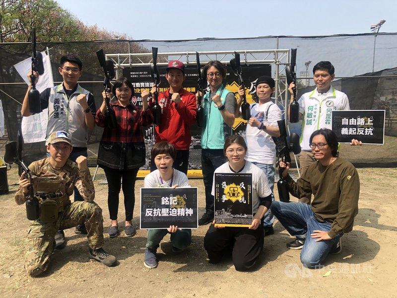 台中民團13日舉辦「教化會館之役實境漆彈」活動,透過漆彈戰重現74年前的教化會館戰役,帶領青年朋友了解自由民主得來不易,讓二七部隊守護家園精神再現,促轉會主委楊翠(後左2)、台灣基進立委陳柏惟(後左3)、民進黨台中市議員江肇國(後右3)及黃守達(後左)等人出席。中央社記者趙麗妍攝 110年3月13日