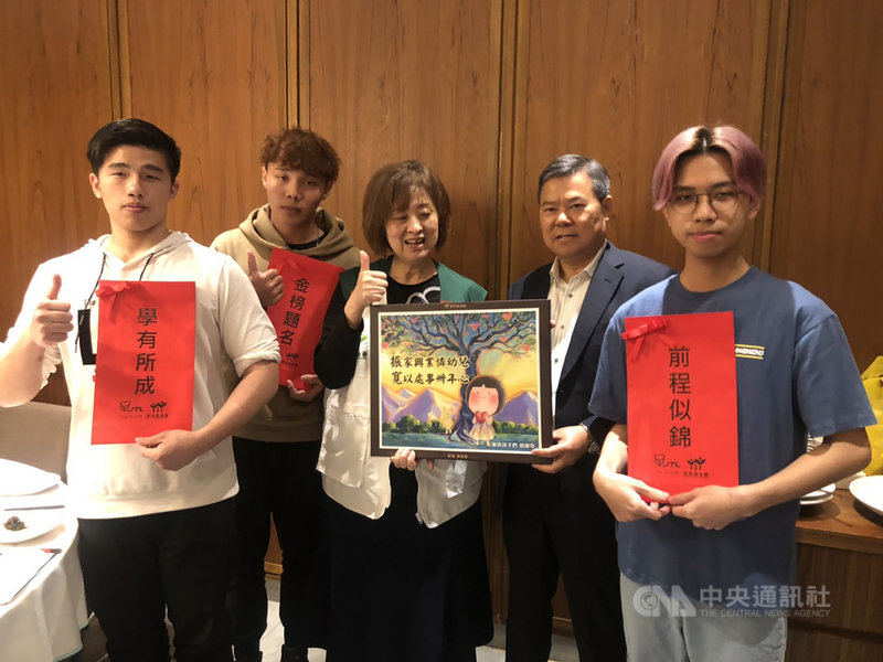 廚具品牌董事長侯振寬(右2)22年來認養了119名家扶兒,目前有40名仍在認養中,希望幫助孩童不受經濟所迫,13日透過家扶安排,侯振寬首次與長期認養的「孩子」圍爐相見歡。中央社記者趙麗妍攝 110年3月13日