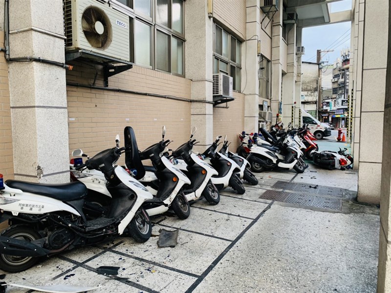 45歲洪姓男子13日清晨駕車衝撞台北市政府警察局文山第一分局門口,之後轉進警局後方停車場,造成15輛警用汽、機車受損,幸未造成人員受傷。(警方提供)中央社記者劉建邦傳真 110年3月13日
