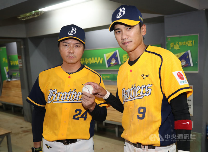 中華職棒32年新球季13日在台南揭開序幕,終場由中信兄弟隊拿下本季首勝,也是總教練林威助一軍執教首勝,球員王威晨(右)將比賽勝利球交給總教練林威助(左)。中央社記者張新偉攝 110年3月13日
