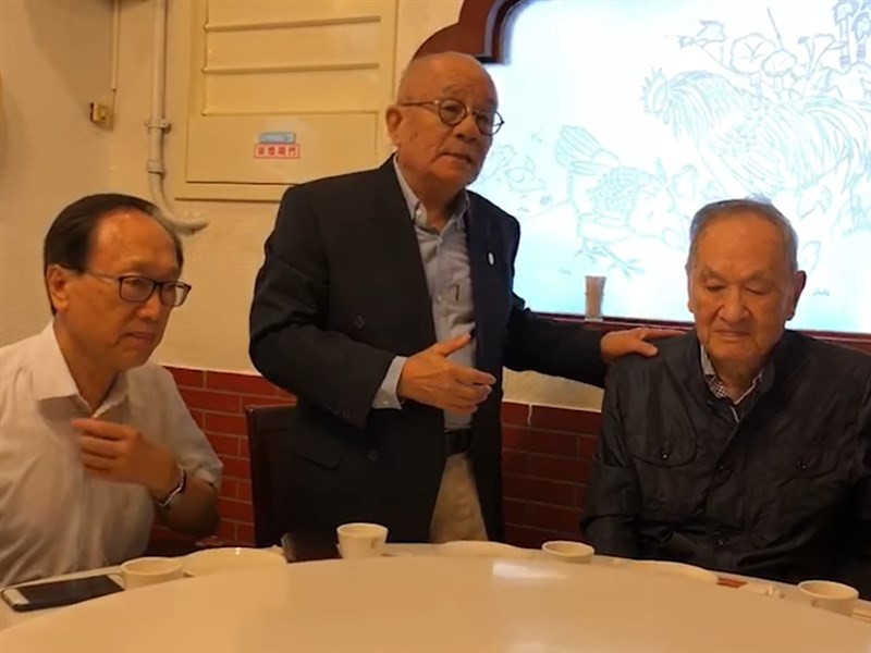 前總統府國策顧問邱垂亮(中)因病辭世,享壽84歲。他生前每次回到台灣,都會與前總統府資政彭明敏(右),學者李筱峰(左)、許建榮等人餐敘關心台灣的前途與發展。(圖取自李筱峰臉書facebook.com)