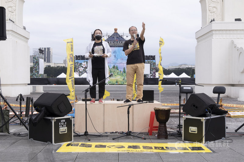 全國廢核行動平台13日在台北自由廣場舉辦「福島十年,告別核電」音樂會市集,盼藉活動提醒人們勿忘福島、省思核電真實代價;早日告別核電,拒絕核災威脅。(全國廢核行動平台提供)中央社記者吳欣紜傳真 110年3月13日
