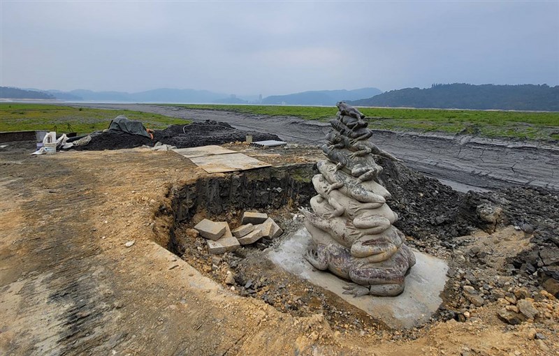 中南部水情嚴峻,日月潭的低水位除讓潭邊淤積長滿雜草、部分碼頭封閉外,「九蛙疊像」也已全部露出水面數個月。(日月潭國家風景區管理處提供)中央社記者蕭博陽南投縣傳真 110年3月13日