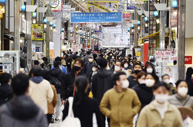 日本東京都13日通報新增330起2019冠狀病毒疾病確診病例,連續4天逾300例。圖為東京都品川區武藏小山商店街13日的人潮。(共同社)
