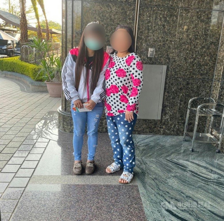 台南萬姓女子不堪家暴,拋下子女逃離住家流落街頭,又輾轉被安置到社福機構,今年3月被警方比對出身分,小女兒趕來淚流相認。(台南市警局提供)中央社記者張榮祥台南傳真 110年3月13日