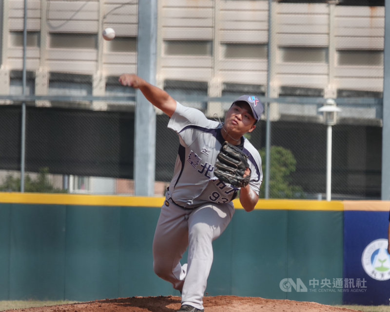 台北市大棒球隊投手李偉安13日在109學年度大專棒球聯賽(公開一級)4強戰對台灣體大先發出賽,用85球投6局被敲4安,投出5次三振,失1分責失分,表現不差。中央社記者謝靜雯攝 110年3月13日