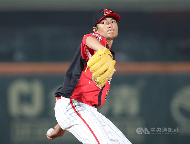 中華職棒味全龍隊14日推出本土王牌左投王維中擔任首戰先發投手,他在第5局遇到亂流提早退場,總計王維中用83球投4.2局,被敲5支安打,投3次保送、3次三振,失3分。中央社記者張新偉攝 110年3月14日