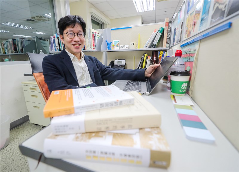 為理解編劇的思考邏輯,徐毓良資策會的辦公桌放滿參考書。他笑說:「還有很多被同事借走了。」