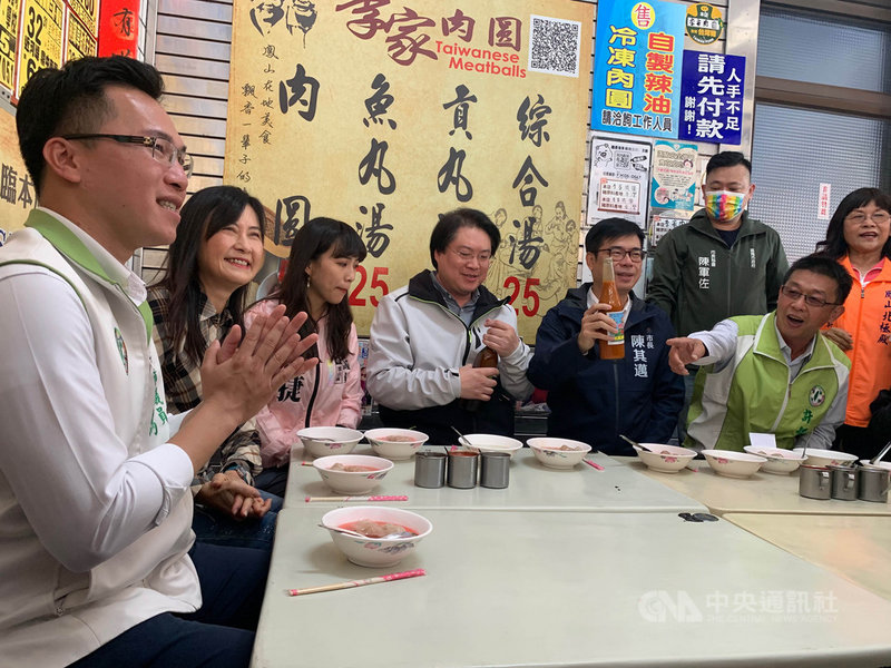 基隆市長林右昌(前右3)挑戰「24小時不斷電台灣縱走切西瓜」行程,14日到高雄,由高雄市長陳其邁(前右2)陪同吃肉圓,兩人交流美食小吃,林右昌還帶來基隆的特色醬料,讓陳其邁也嚐嚐基隆的沾醬風味。中央社記者王淑芬攝 110年3月14日