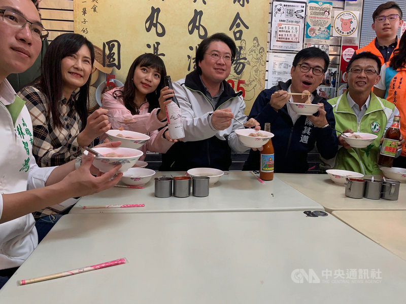 高雄市長陳其邁(前右2)14日陪同基隆市長林右昌(前右3)品嚐高雄的在地美食珍珠肉圓。中央社記者王淑芬攝 110年3月14日