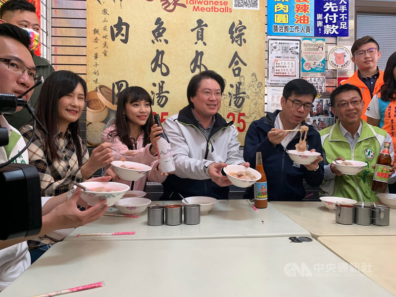 基隆市長林右昌(前右3)24小時不斷電旋風南下,到高雄市由市長陳其邁(前右2)盡地主之誼,陪同大啖珍珠肉圓。中央社記者王淑芬攝 110年3月14日