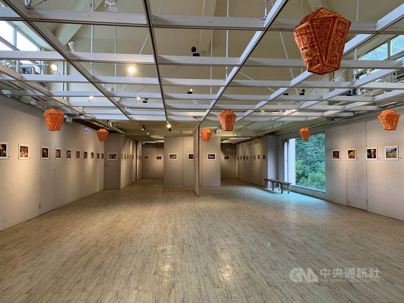 馬祖擺暝在109年獲得國家級重要民俗,為了讓大眾可以欣賞及感受擺暝活動的熱鬧,特別邀請連江縣攝影學會展出地區攝影好手作品,呈現歷年各廟宇擺暝酬神文化等。中央社記者邱筠攝 110年3月14日