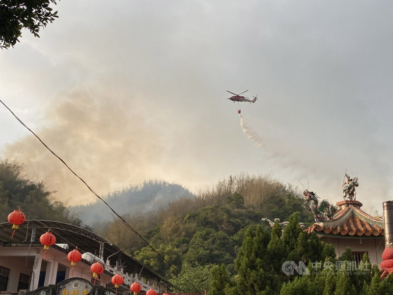 高雄市美濃區紫林寺後山山區14日發生火警,空勤總隊出動2架直升機輪流灑水46趟次,到晚上7時尚未撲滅。(高雄市消防局提供)中央社記者王淑芬傳真 110年3月14日