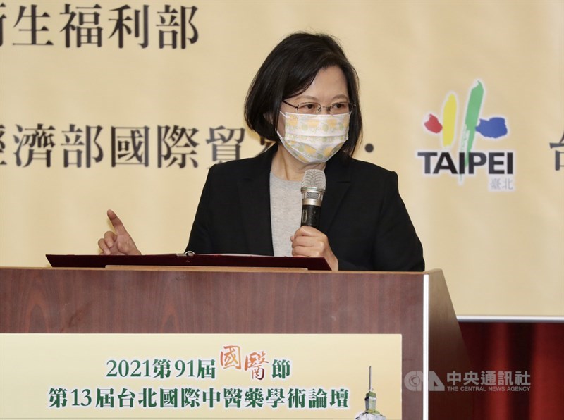 總統蔡英文14日在台北出席第91屆國醫節慶祝大會暨第13屆台北國際中醫藥學術論壇大會開幕式表示,2020年疫情爆發,中醫藥界積極推行中西醫合作治療的模式,受到國內外關注,中醫藥研究所研發的「清冠一號」在歐美熱銷,讓世界看到台灣。中央社記者張皓安攝 110年3月14日