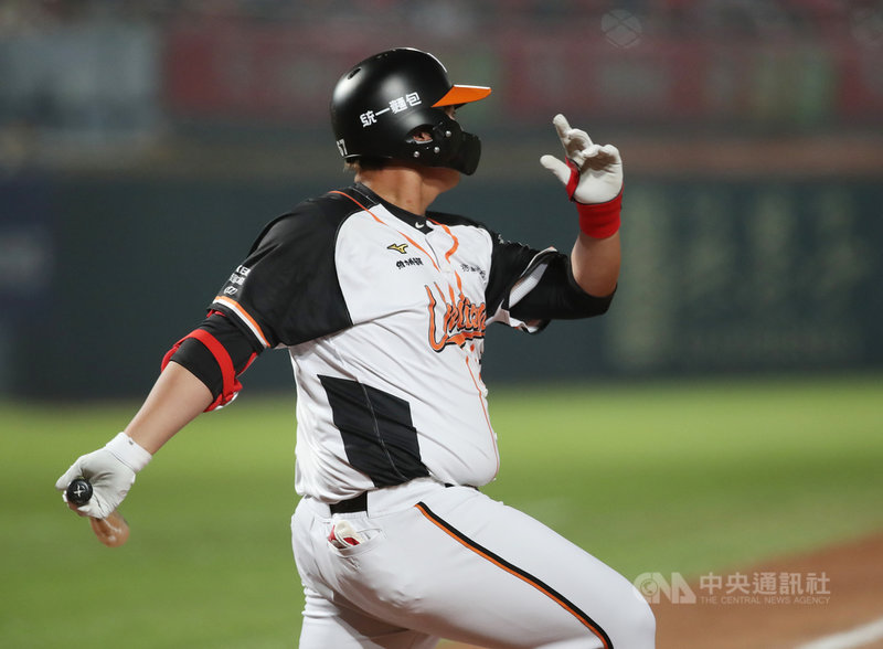 中職味全龍隊14日在台南棒球場迎接回歸首戰,統一獅隊第5局掌握王維中狀況不穩換投之際,姚雨翔(圖)代打建功,終場獅隊以3比2獲勝。中央社記者張新偉攝 110年3月14日
