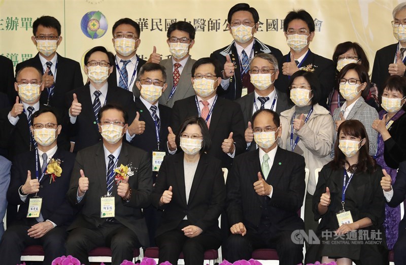 總統蔡英文(前中)14日在台北出席第91屆國醫節慶祝大會暨第13屆台北國際中醫藥學術論壇大會開幕式,與來賓合影。中央社記者張皓安攝 110年3月14日