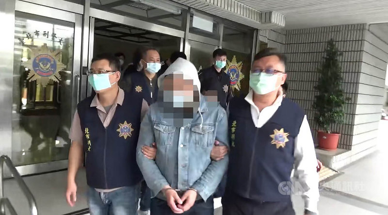 竹聯幫捍衛隊會長28歲陳姓男子(前排中),平日率眾於北市萬華區暴力討債、擁槍自重及販毒等,北市警方獲報後循線逮8嫌送辦。(翻攝照片)中央社記者黃麗芸傳真 110年3月14日