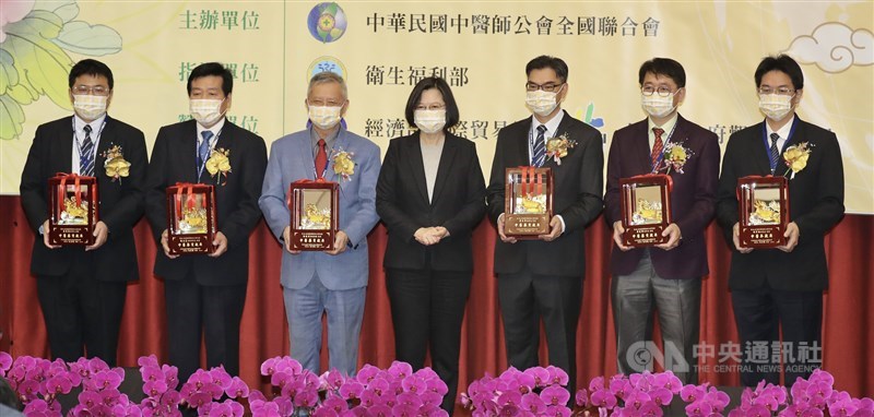 總統蔡英文(中)14日在台北出席第91屆國醫節慶祝大會暨第13屆台北國際中醫藥學術論壇大會開幕式,頒獎給得獎者並合影留念。中央社記者張皓安攝 110年3月14日