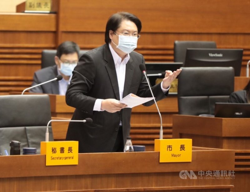 基隆市議會15日舉行臨時會,市長林右昌(前)答詢時表示,未來的國門廣場不是所謂的紀念性或儀式性空間,公共性應該要更強,把廣場空間還給市民。(基隆市政府提供)中央社記者王朝鈺傳真 110年3月15日