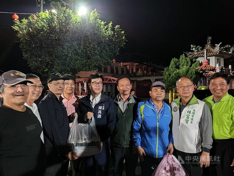 高雄市長陳其邁(中)14日晚間趕赴美濃關切火燒山救災進度並慰勉救災人員的辛勞,且向居民說明已有效控制火災現場,不會讓火勢對周邊造成損害。(高雄市消防局提供)中央社記者王淑芬 傳真 110年3月14日