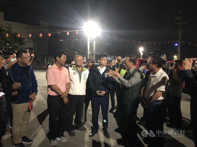 高雄市長陳其邁(中)14日晚間趕赴美濃關切火燒山救災進度並慰勉救災人員的辛勞。(高雄市消防局提供)中央社記者王淑芬 傳真 110年3月14日
