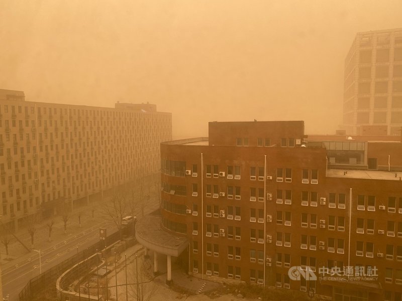 北京15日發布沙塵暴黃色預警,大部分地區能見度小於1公里。中國氣象局證實,這是近10年中國遭遇強度最強的一次沙塵暴,範圍也是近10年最廣。圖為北京昌平區沙塵暴景象。中央社記者繆宗翰北京攝 110年3月15日