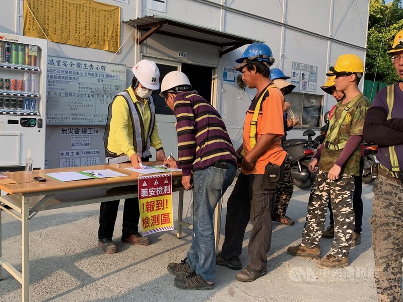高雄市為防範及避免營建工地工安意外,15日起針對公有營建工地進行上工前職安檢測,包含高風險工作人員的酒測。中央社記者王淑芬攝 110年3月15日