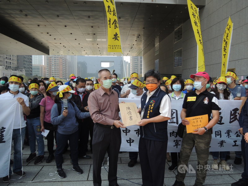 台中市肉品市場將撤除屠宰及拍賣業務,台中市家畜肉類商業同業公會理事長張國樑(前左)等人15日到市府陳情,由農業局副局長蔡勇勝(前左2)收下陳情書。中央社記者郝雪卿攝 110年3月15日