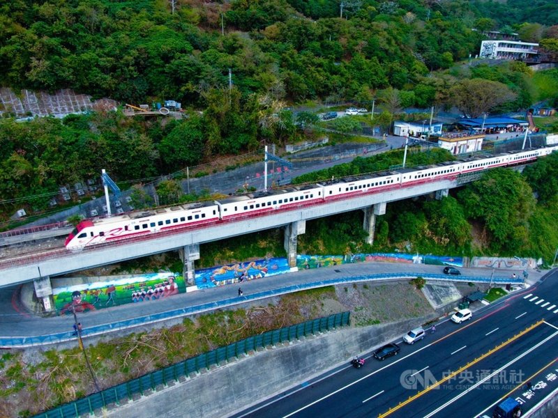 有「台灣最美火車站」之稱的多良火車站,將於20日舉行壁畫揭幕。這次彩繪計畫由台東女中老師康毓庭提出,經1週彩繪而成,不僅美化車站周邊環境,更具有傳承部落文化重要含意。(台東縣政府提供)中央社 110年3月15日