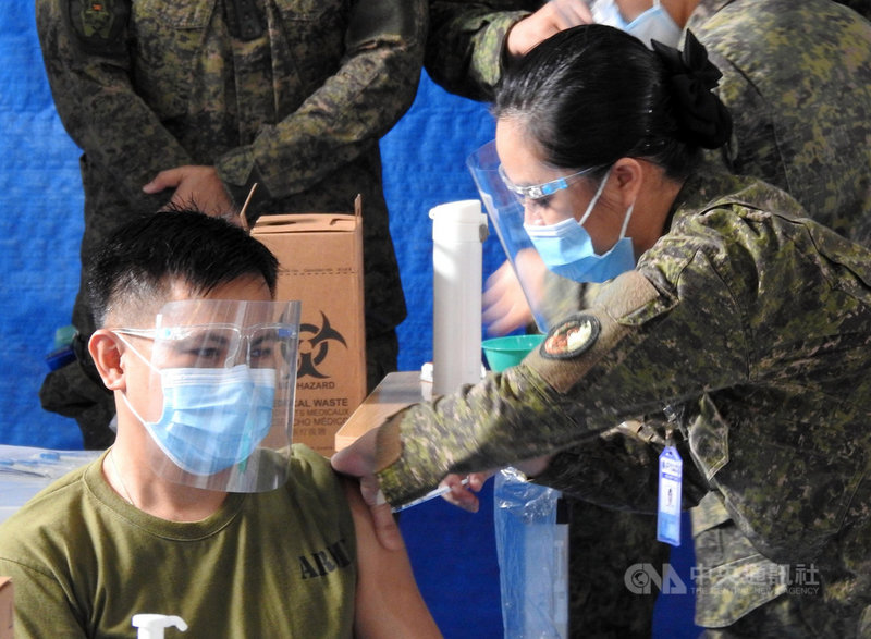 菲律賓武漢肺炎新增確診數持續攀升,美國流行病學家說,菲國病例數成長趨勢令人憂心。圖為菲律賓軍方1日為士兵施打2019冠狀病毒疾病疫苗。中央社記者陳妍君馬尼拉攝 110年3月15日