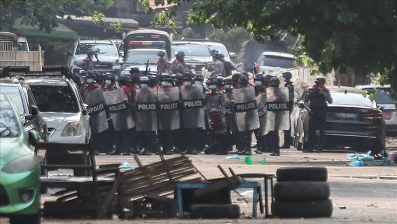 緬甸第一大城仰光的萊達雅區14日下午示威情勢混亂,數十人遭到軍警鎮壓死亡,緬甸軍方晚間宣布萊達雅區進入戒嚴狀態。圖為13日緬甸軍方在仰光強勢鎮壓示威民眾。(安納杜魯新聞社)