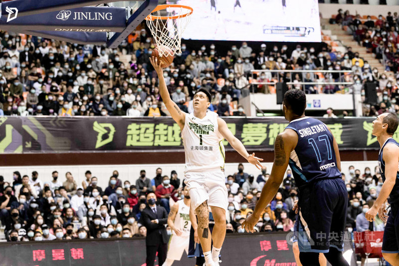 台灣職籃聯盟P. LEAGUE+福爾摩沙台新夢想家15日宣布,球星田壘(中)決定在本季結束後高掛球鞋,褪下職業球員的身分。(福爾摩沙台新夢想家)中央社記者黃巧雯傳真 110年3月15日