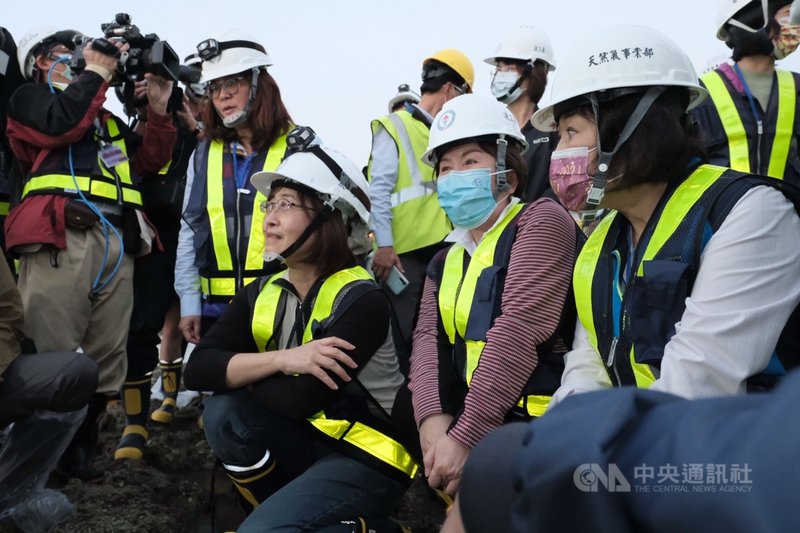立法院社會福利及衛生環境委員會15日前往桃園市觀音區,考察觀塘工業區開發及第三天然氣接收站對大潭藻礁生態系統影響,讓政府相關部門與環團面對面溝通,立委也到大潭藻礁現勘。中央社記者吳睿騏桃園攝 110年3月15日
