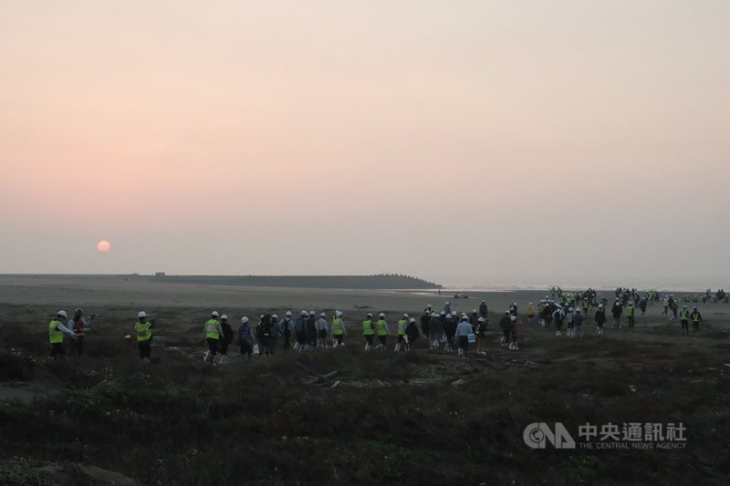 立法院社會福利及衛生環境委員會15日考察觀塘工業區開發及第三天然氣接收站對大潭藻礁生態系統影響,並現勘大潭藻礁。中央社記者吳睿騏桃園攝 110年3月15日