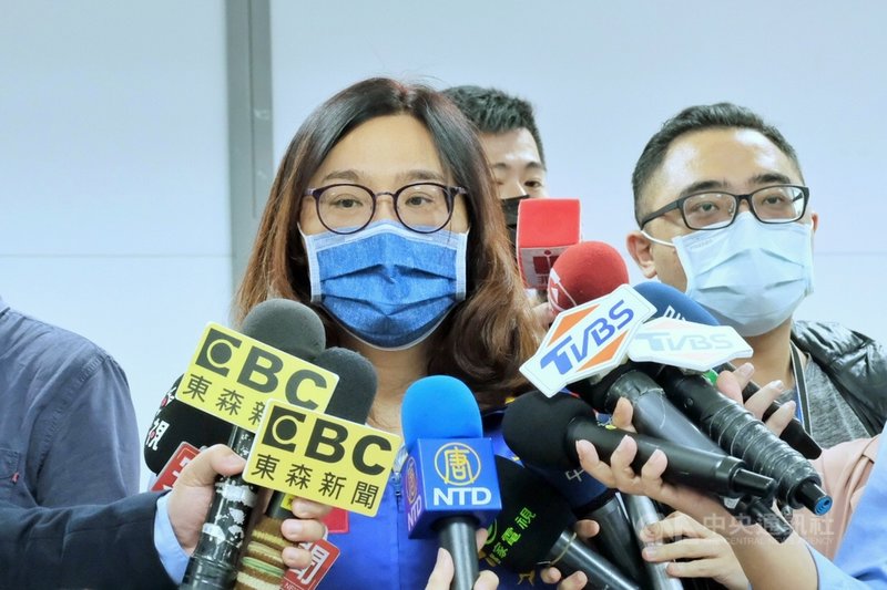 立法院社會福利及衛生環境委員會召委陳玉珍(中)15 日下午受訪指出,近日藻礁公投的粉紅風暴、連署風起雲湧,環團和政府之間對於相關議題有一些不同的看法,立委15日特別到現場了解。中央社記者吳睿騏桃園攝 110年3月15日