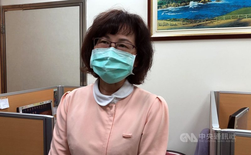 嘉義市聖馬爾定醫院護理師被爆料將開刀房照片PO在個人IG上,包括女性患者私密處照片。聖馬爾定醫院護理部主任暨院長特助林慈恩(圖)15日表示,院方會針對這起事件內部深切檢討,避免類似事情再發生,要求開刀房內醫護人員一律不能攜帶手機。中央社記者黃國芳攝 110年3月15日
