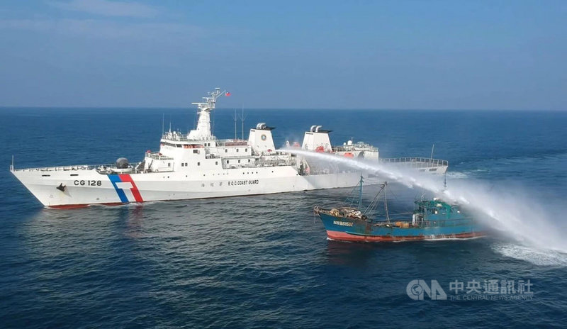 海巡署第13巡防區指揮部主任羅弘熙15日在澎湖縣務會議中指出,為防範武漢肺炎(2019冠狀病毒疾病,COVID-19)及非洲豬瘟,去年度共計查扣22艘越界中國漁船,查獲39.5公斤豬肉及部分豬肉製品及罐頭。(澎湖海巡隊提供)中央社 110年3月15日