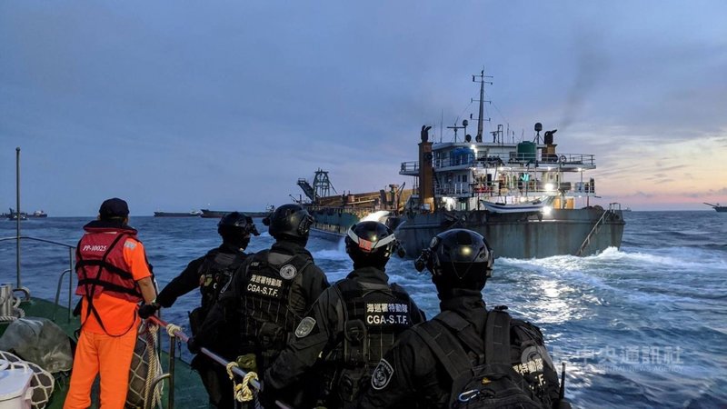 海巡署第13巡防區指揮部主任羅弘熙15日在澎湖縣務會議中指出,去年防範武漢肺炎(2019冠狀病毒疾病,COVID-19)及非洲豬瘟期間,共計查扣22艘越界中國漁船和部分豬肉等食品,有效防堵疫情。(澎湖海巡隊提供)中央社 110年3月15日