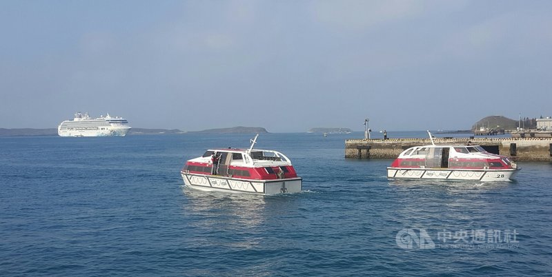 探索夢號郵輪跳島遊程15日清晨順利泊靠澎湖馬公港區,1125位遊客以郵輪專屬的小船一一接駁上岸,分別搭乘遊艇與遊覽車展開本島、南海、北海等旅遊。中央社 110年3月15日