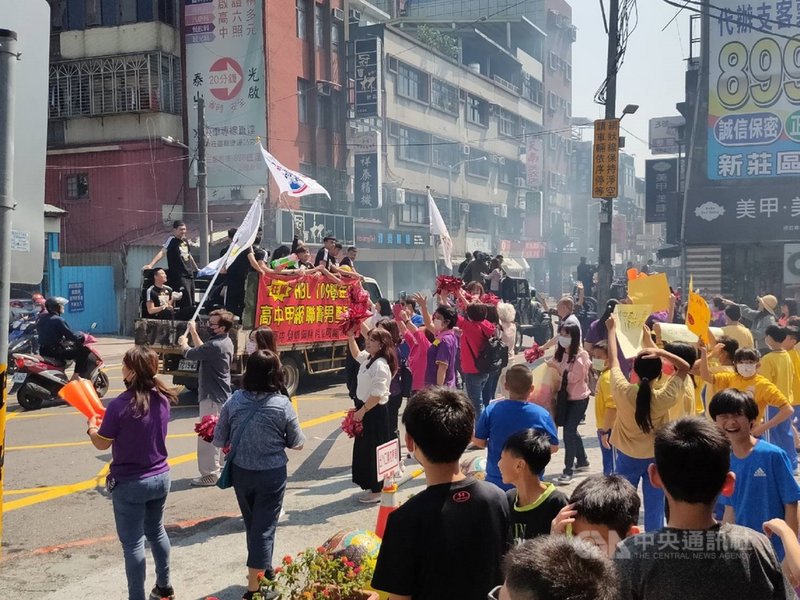 泰山高中在HBL高中籃球甲級聯賽勇奪冠軍,成為地方喜事一樁,球員遊街時獲民眾夾道歡迎。(泰山區公所提供)中央社記者王鴻國傳真 110年3月16日