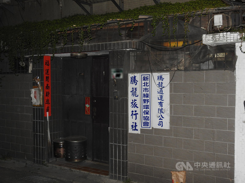 台9線蘇花公路16日下午發生遊覽車撞上山壁造成嚴重傷亡事故,遊覽車所屬的騰龍通運公司人員對媒體表示,出事的遊覽車是新車,陳姓負責人得知消息後已趕往現場處理善後。中央社記者王鴻國攝 110年3月16日