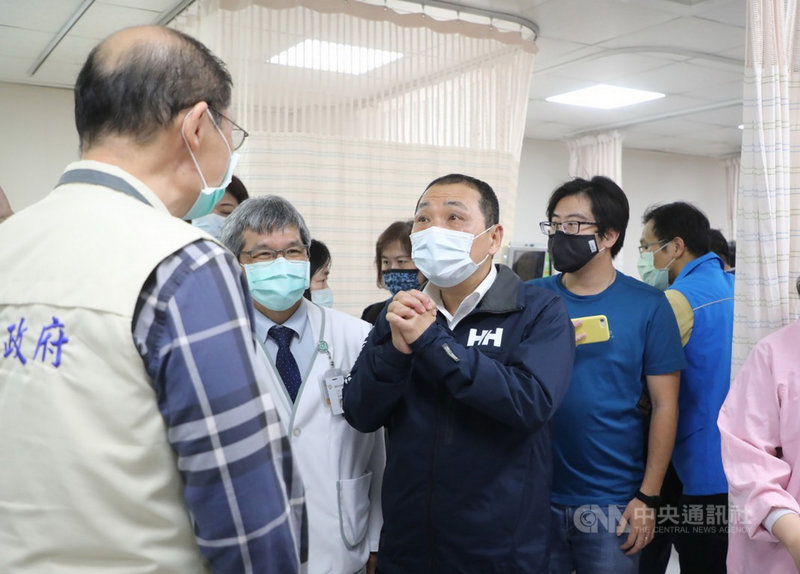 新北市長侯友宜(前右)16日晚間前往宜蘭多處醫院,探望在蘇花公路遊覽車車禍中受傷的新店區里民,他也感謝宜蘭縣府與醫院給予妥善醫療照顧。(新北市政府提供)中央社記者黃旭昇新北市傳真 110年3月16日